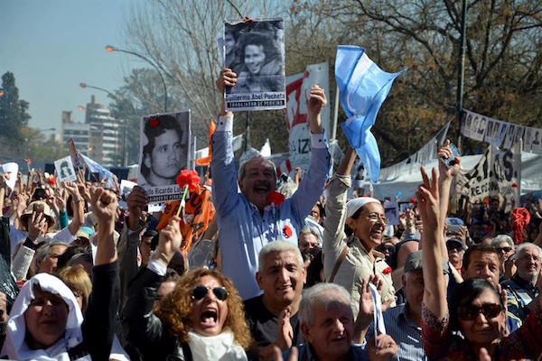 Un grupo de personas festejan hoy, jueves 25 de agosto de 2016, en las afueras de los tribunales de Córdoba (Argentina), tras conocerse la sentencia por el caso "La Perla" por delitos de lesa humanidad. El Tribunal Oral Federal número 1 de la central provincia de Córdoba consideró que el exgeneral argentino Luciano Menéndez, exjefe del Tercer Cuerpo del Ejército, fue autor de delitos de privación ilegítima de libertad, tormentos, homicidios y otros hechos de lesa humanidad ocurridos en los centros de detención clandestinos de "La Perla" y "La Ribera" durante la última dictadura cívico-militar (1976-1983) .