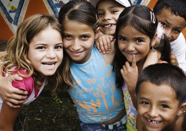 Los niños latinoamericanos o hispanos tienen en general mucho afecto, pero son poco o nada disciplinados.