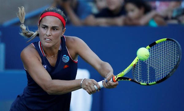 M&oacute;nica Puig de Puerto Rico en acci&oacute;n ante Saisai Zheng de China hoy, lunes 29 de agosto de 2016, durante el primer d&iacute;a del Abierto de Tenis de EE.UU. en el Centro Nacional de Tenis USTA en Flushing Meadows, Nueva York.