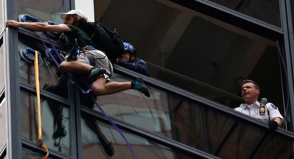 Integrantes de la polic&iacute;a de Nueva York atrapan a un hombre que escal&oacute; la torre Trump hoy, mi&eacute;rcoles 10 de agosto de 2016, en la Quinta Avenida de Nueva York (EE.UU.). Un hombre escal&oacute; hoy durante m&aacute;s de dos horas la fachada de la torre Trump, en la Quinta Avenida de Nueva York y residencia del candidato republicano a la Presidencia de EE.UU., Donald Trump, hasta que fue atrapado por la Polic&iacute;a.