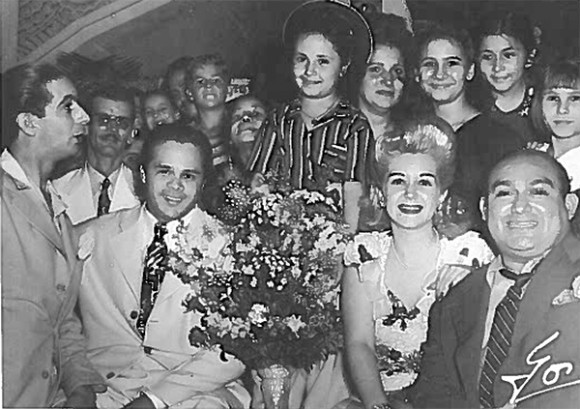 Chachita en la tienda habanera F&iacute;n de Siglo, junto al escritor Arturo Liendo, Miguelito Vald&eacute;s y la vedette Toti Lavernia. (Colecci&oacute;n Manolo Garcia Oliva &copy;)