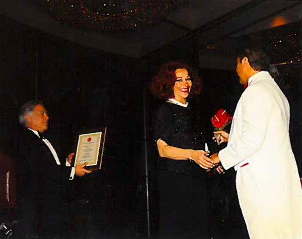 Carlos y Liliana Navedo presentan premio y flores al Divo de Juárez en1995.