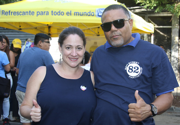 La directora ejecutiva Leslie Ramos, en la foto junto a Fidencio Mendez de Inca Kola, manifestó la unión que existe entre los comerciantes de la Calle 82 y el entusiasmo para confeccionar sus alimentos haciendo honor al tema "Viva la comida".