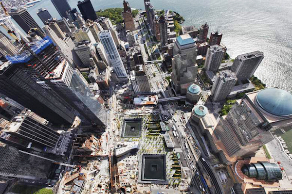 El monumento a las víctimas de los ataques del 11 de septiembre es visto desde la construcción de la Torre 1 del nuevo World Trade Center (WTC) .