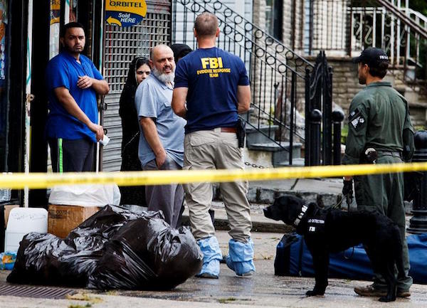 Oficiales de policía y agentes del FBI hablan con Mohammed Rahami (3-i), padre de Ahmad Khan Rahami quien fue arrestado luego de un tiroteo hoy, lunes 19 de septiembre de 2016, en Linden, NJ.