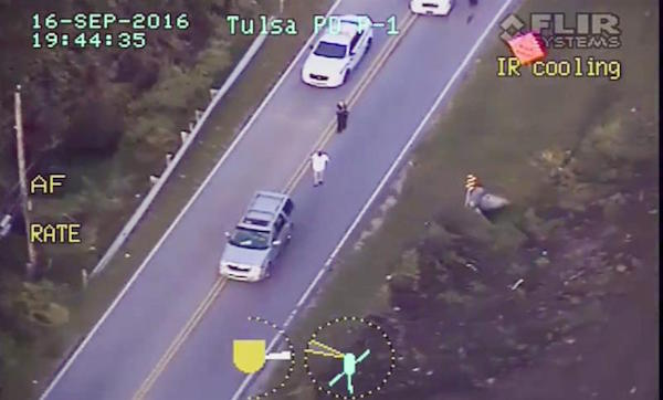 que muestra a Terence Crutcher, con los brazos en alto, instantes antes de ser disparado por una agente de polic&iacute;a despu&eacute;s de que se averiase su camioneta en una carretera en Tulsa, Oklahoma, 