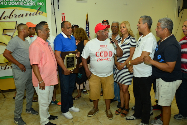 Entrega de placa de jose mendoza por CCDD al ACDS_DSC_8155 Como una forma de agradecer a la delegaci&oacute;n de la ACDS, su tesorero, Jos&eacute; Mendoza (Chech&eacute;) Luis Mej&iacute;a, secretario de deportes, Expresidenta Sandra Espaillat, la presidenta Milagros V&aacute;squez, entregaron una placa de reconocimiento por los intercambios deportivos realizados y ser una de las instituciones distinguida, durante los 50 a&ntilde;os del CCDD, fue recibida por su presidente Rafael Am&eacute;rico Cabrera. 