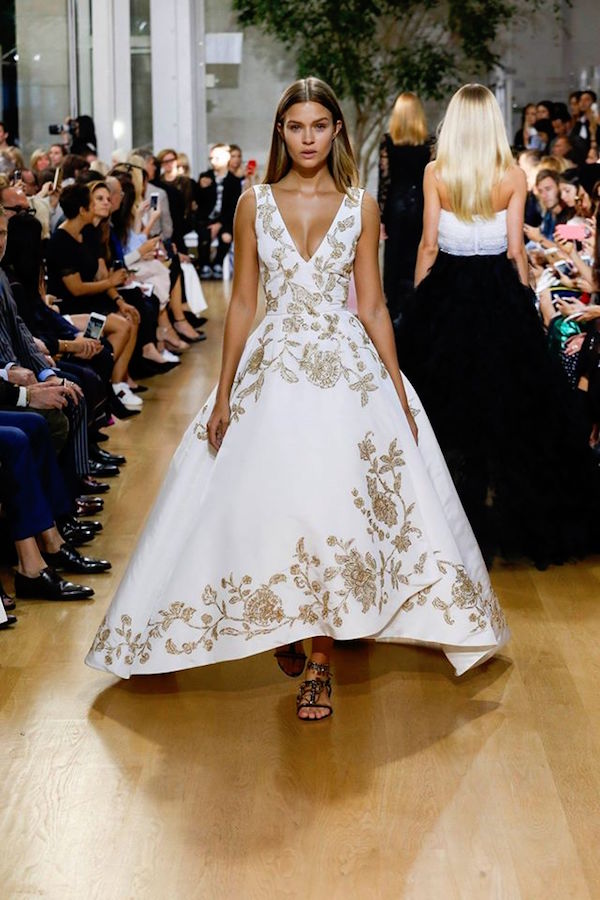 Vestidos de princesa blancos con bordados dorados para las grandes ocasiones que ensalzan la belleza femenina como el que lució una de las modelos del momento, la danesa Josephine Skriver.