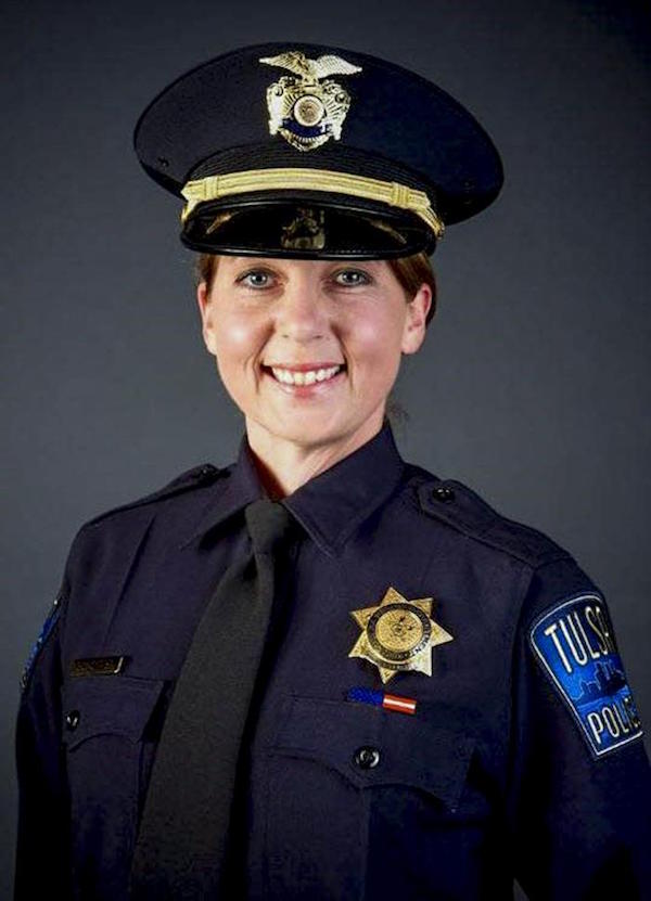 que muestra a la agente Betty Shelby, quien mat&oacute; a tiros a un negro desarmado cuyo veh&iacute;culo se hab&iacute;a averiados en una carretera, en lo que apunta a un nuevo caso de presunta violencia policial contra los afroamericanos en Estados Unidos.