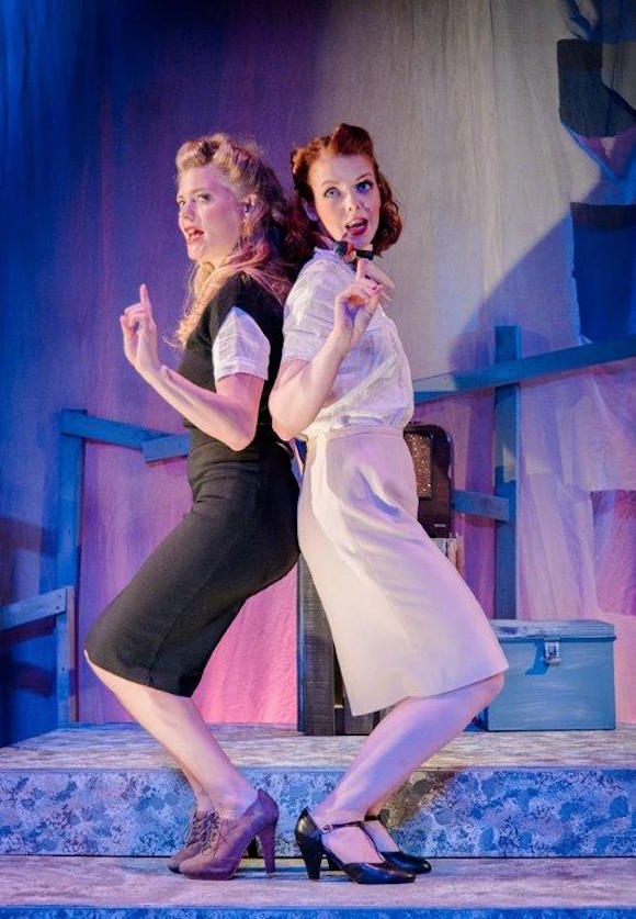 Joy Donze y Grace Merriman son Portia y Nerissa.