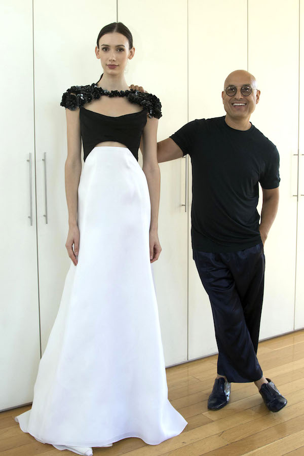 El diseñador venezolano Ángel Sánchez muestra una de las prendas de su nueva colección de elegantes y clásicos vestidos, que han caracterizado su trabajo y le han dado a conocer, en el marco de la Semana de la Moda de Nueva York hoy, martes 13 de septiembre de 2016. Vestidos largos para ocasiones especiales y que tanto le encanta diseñar, de un solo hombro, palabra de honor o de tirantes muy finos, para la Primavera/Verano 2017, que se destacan por el volumen de su falda, con transparencias de tul que muestran la espalda de forma sutil porque Sánchez es amante de mostrar la piel de la mujer. EFE/Miguel Rajmil