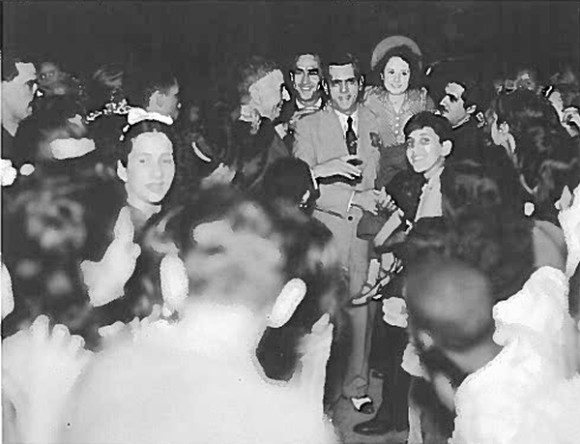 Evita Mu&ntilde;oz en el Teatro Maravillas del municipio El Cerro en 1944, junto a Carlos Amador y Amado Trinidad Velazco. (Foto colecci&oacute;n Manolo Garc&iacute;a Oliva &copy;)