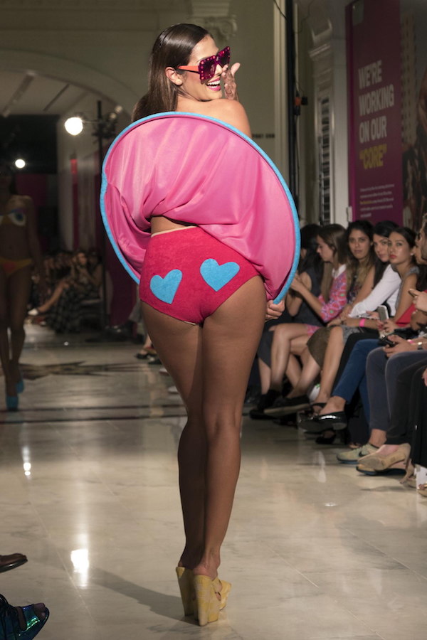 Una modelo luce una prenda de la colección de la diseñadora española Ágatha Ruiz de la Prada, presentada en el Museo de la Ciudad de Nueva York.
