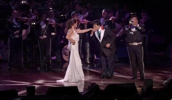 Juanga recibe a la Pantoja en el escenario del Palacio de Bellas Artes.