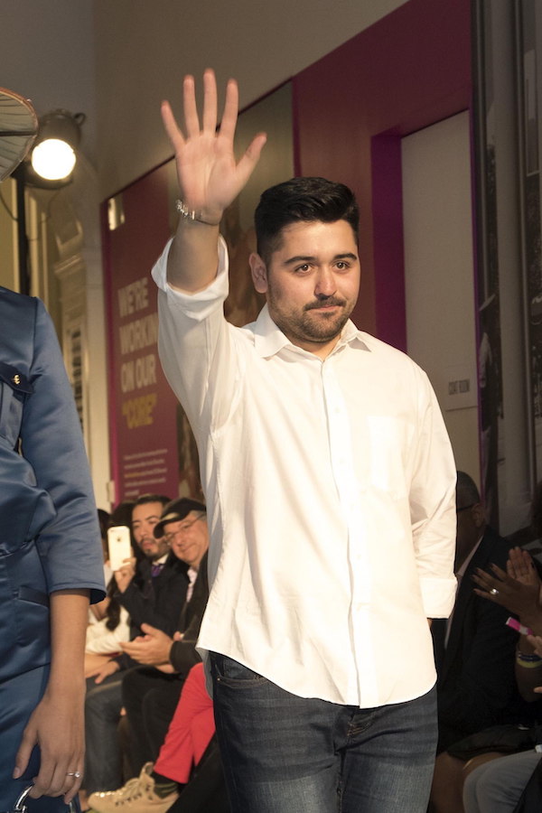 El diseñador español Francisco Sáez, saluda al público asistente a la presentación de su colección durante un evento realizado en el Museo de la Ciudad de Nueva York.