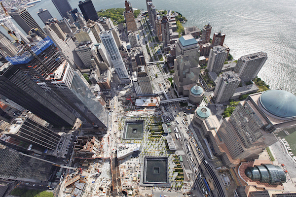 El monumento a las víctimas de los ataques del 11 de septiembre es visto desde la construcción de la Torre 1 del nuevo World Trade Center.