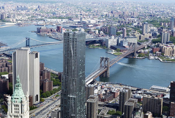 Los puentes de Brooklyn y Manhattan son vistos desde la construcción de la Torre 1 del nuevo World Trade Center.