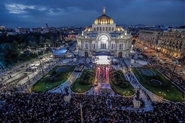 Multitud que rode&oacute; el Palacio de Bellas Artes de M&eacute;xico durante el tributo de despedida a Juan Gabriel. 