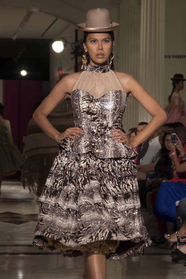 Una modelo luce una prenda de la colección de la diseñadora boliviana Eliana Paco, presentada en el Museo de la Ciudad de Nueva York.