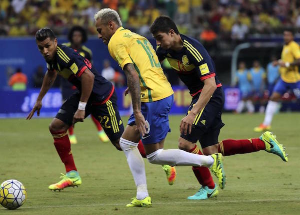 -Stefan Medina (d) y Jeison Murillo (i) de Colombia disputa el bal&oacute;n con Neymar (c) de Brasil durante un encuentro clasificatorio para Rusia 2018 entre Brasil y Colombia.