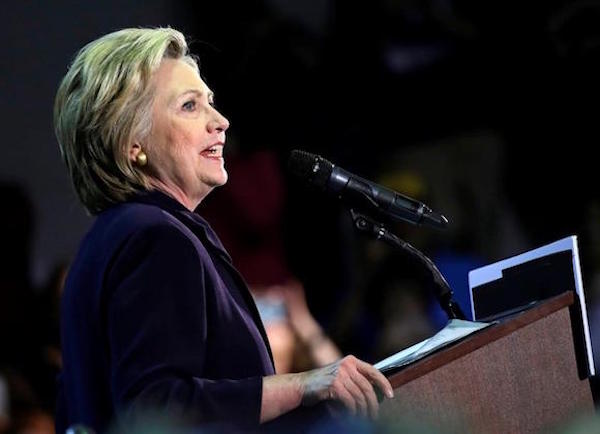 HILLARY CLINTON: Tiene en sus manos cuestionar el grave prejuicio racista de Trump que por cinco a&ntilde;os estuvo repitiendo que el presidente Obama no era estadounidense.