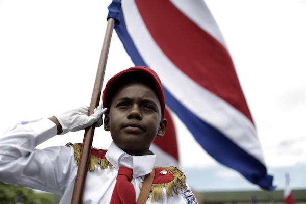 Un niño sostiene la bandera de Costa Rica hoy, jueves, 15 de septiembre de 2016, en los desfiles que se realizan en San José, como parte de las celebraciones del 195 aniversario de la Independencia de Centroamérica de la Corona española.