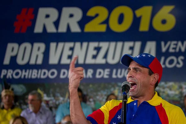 El líder opositor venezolano Henrique Capriles (d) saluda a un grupo de personas que participa hoy, jueves 1 de septiembre de 2016, en una manifestación denominada "Toma de Caracas".