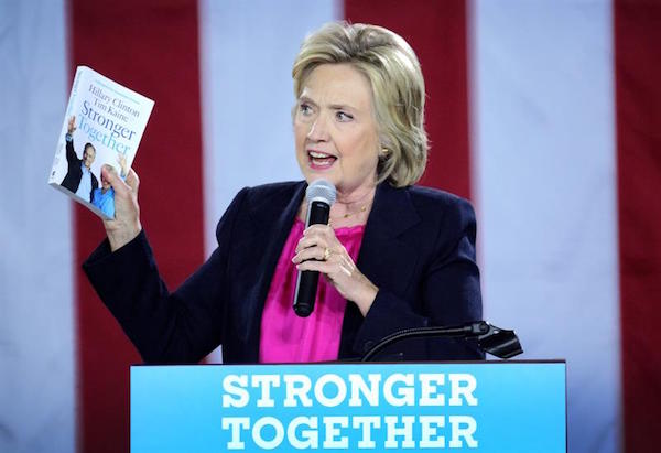 La candidata a la presidencia de EE.UU. por el partido Demócrata Hillary Clinton habla durante un acto de campaña.