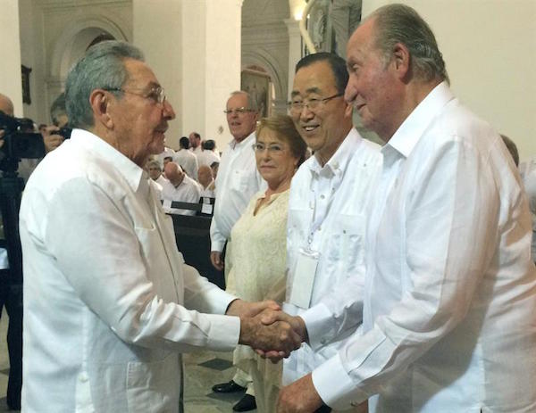 rey Juan Carlos de España (d) junto a el secretario general de las Naciones Unidas, Ban Ki-moon (c-d), la presidenta de Chile, Michelle Bachelet (3d) y el presidente de Cuba, Raúl Castro (i) en Cartagena (Colombia) para asistir a la histórica firma del acuerdo de paz que pone fin a 52 años de conflicto armado entre el Gobierno colombiano y las FARC.