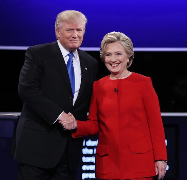 El candidato republicano a la presidencia de Estados Unidos Donald Trump (i) y su rival dem&oacute;crata Hillary Clinton (d) durante el primer debate en la Universidad Hosfra de Hempstead, Nueva York.