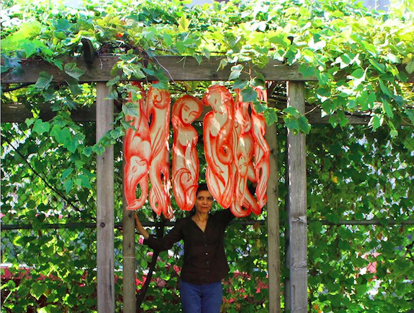 La artista mexicana Andrea Arroyo en una de sus instalaciones de sitio, parte de su proyecto “Boundless in the City” que durante el verano ha sido parte de los jardines de la Ciudad de Nueva York en donde permanecerán hasta el 31 de octubre.