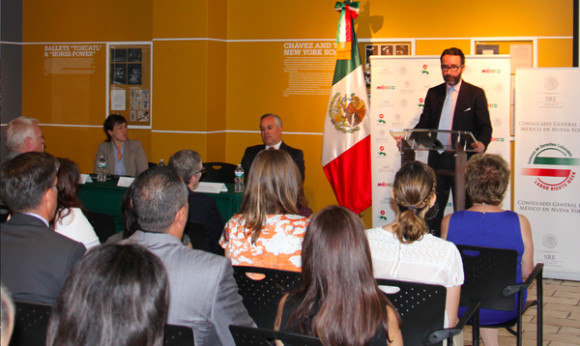 El Embajador Diego G&oacute;mez Pickering, flamante C&oacute;nsul General de M&eacute;xico en Nueva York, inaugur&oacute; oficialmente la Semana de Derechos Laborales, con la asistencia de representaciones de diferentes dependencias gubernamentales de los Estados Unidos, miembros de la comunidad trabajadora mexicana y los principales medios de comunicaci&oacute;n.