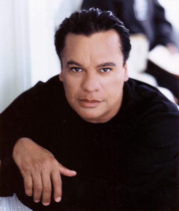 El famoso compositor, cantante, actor, productor, mentor y fil&aacute;ntropo, conocido tambi&eacute;n como El divo de Ju&aacute;rez, Juanga y El divo de M&eacute;xico, logr&oacute; una profunda identificaci&oacute;n con los sectores populares de M&eacute;xico y Latinoam&eacute;rica por sus or&iacute;genes humildes y los retos que enfrent&oacute;. 