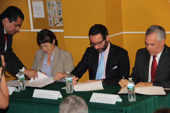 El Embajador Diego G&oacute;mez Pickering, C&oacute;nsul General de M&eacute;xico en Nueva York, al centro de la gr&aacute;fica, firm&oacute; los acuerdos de colaboraci&oacute;n conjuntamente con Geoffrey Dunham, Director Regional Adjunto de la Junta Nacional de Relaciones Laborales y con Teresa Poor, asistente del Director de la Regi&oacute;n 29 de la Junta Nacional de Relaciones Laborales.