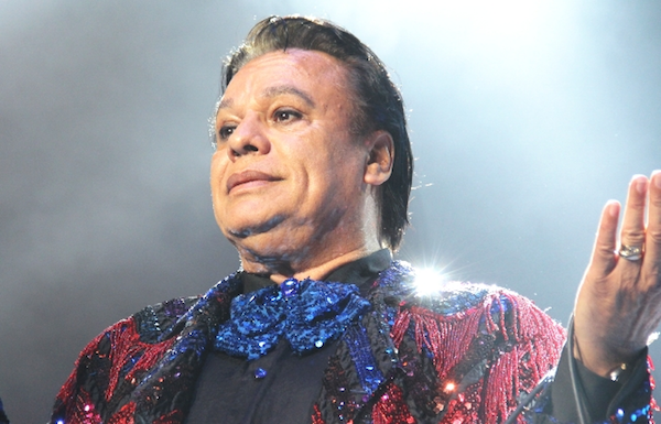 El cantante y compositor mexicano Juan Gabriel, recientemente fallecido, desplazó a Justin Bieber como el artista más popular en YouTube.