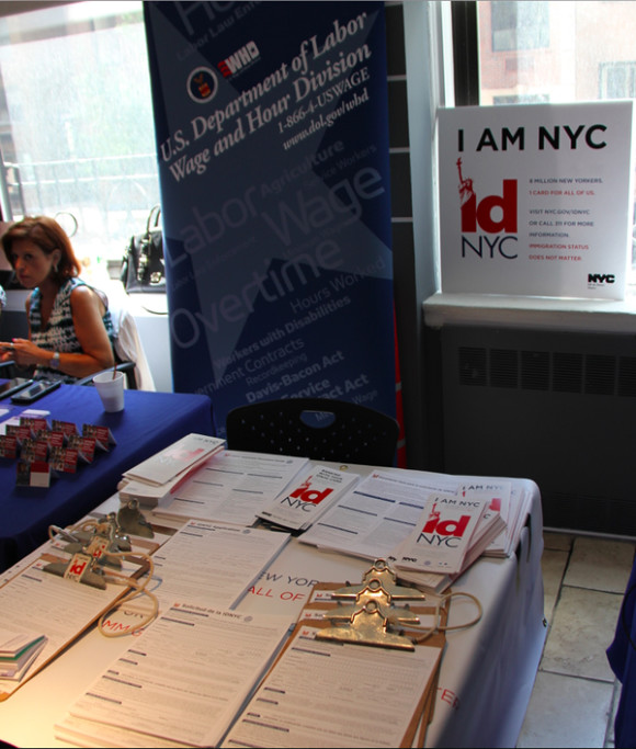 Tambi&eacute;n la Ciudad de Nueva York participa promoviendo la Identificaci&oacute;n que permite a todos los inmigrantes, sin discriminaci&oacute;n alguna, acceder a oficinas gubernamentales, entidades culturales y abrir cuentas bancarias, entre otras cosas.