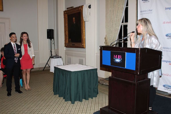 Gail Smith, Presidente de Impacto Latino saludó a las cuatro mujeres latinas reconocidas por la empresa Ford Motor Company, a quienes se les reconoció durante el Simposio Anual del periódico en el Club Union de Manhattan. Consta en la gráfica Sisko Cruz, relacionista público de Ford y la Maestra de Ceremonias Lilly Gil.