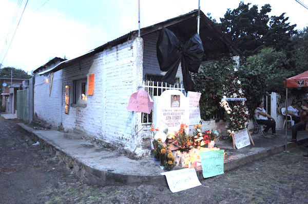 Un altar improvisado en la casa donde naci&oacute; el cantautor mexicano Juan Gabriel en el poblado de Par&aacute;cuaro, en el estado sur occidental de Michoac&aacute;n en M&eacute;xico, ubicada en la calle que recibi&oacute; su nombre como un homenaje que recibi&oacute; en vida.