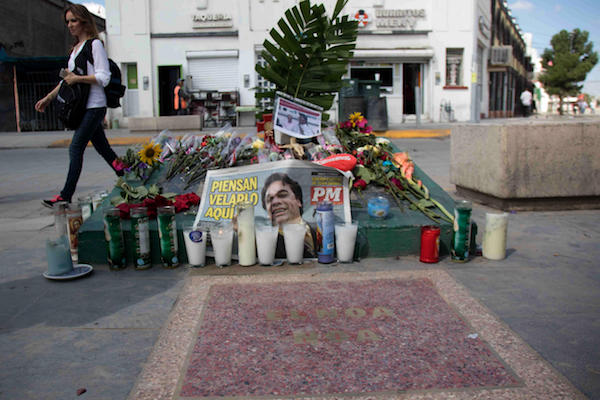 Veladoras y flores fueron colocadas por seguidores en el sitio donde se erig&iacute;a el bar Noa Noa en Ciudad Ju&aacute;rez, M&eacute;xico, en donde Juan Gabriel cantaba y daba sus primeros pasos en el mundo art&iacute;stico y en donde escribi&oacute; muchas de sus famosas canciones.