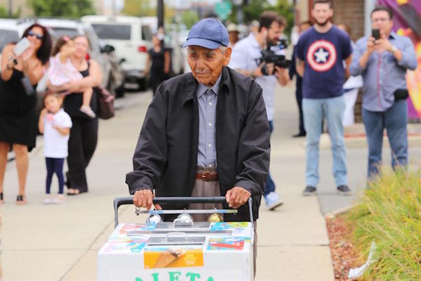 El inmigrante mexicano Fidencio S&aacute;nchez, de 90 a&ntilde;os, empuja su carrito de paletas hoy, mi&eacute;rcoles 21 de septiembre 2016, en una calle del barrio mexicano de La Villita en Chicago.