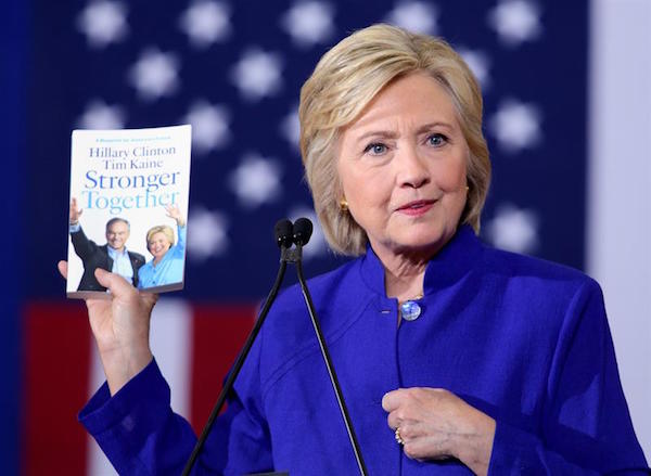  La candidata presidencial dem&oacute;crata, Hillary Clinton, habla durante un evento de campa&ntilde;a.