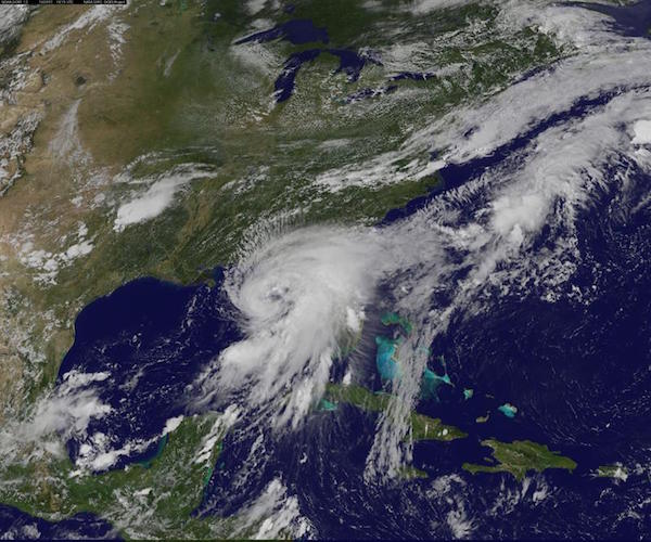 Imagen divulgada por la Administración Nacional de Océanos y Atmósfera (NOAA) hoy, jueves 1 de septiembre de 2016, que muestra al huracán de categoría 1 Hermine, que avanza desde el Golfo de México hacia la costa del noroeste de Florida, según informó el Centro Nacional de Huracanes (CNH, en inglés).