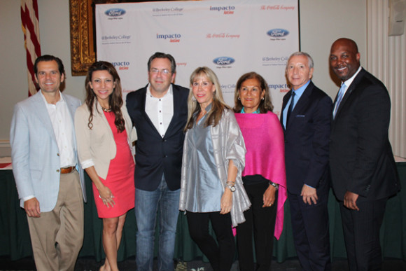 De izquierda a derecha: Humberto Garcia-Sjogrim, The Coca-Cola Company; Lili Gil Valletta, de Allianza XL; Matias Perel, Latin3; Gail Smith, Impacto Latino; Grace Flores Hughes, F & H 2; Dario A. Cortes, Berkeley College; Cid Wilson, HACR (panalista no fotografiado Mark Hugo L&oacute;pez, Director de Investigaci&oacute;n Hispana del Centro Pew).