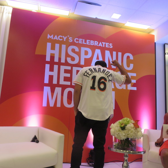 Jencarlos Canela llev&oacute; una camiseta oficial con el nombre del pelotero cubano Jos&eacute; Fern&aacute;ndez, del equipo de los Marlins, quien falleci&oacute; en un accidente este fin de semana pasado. 