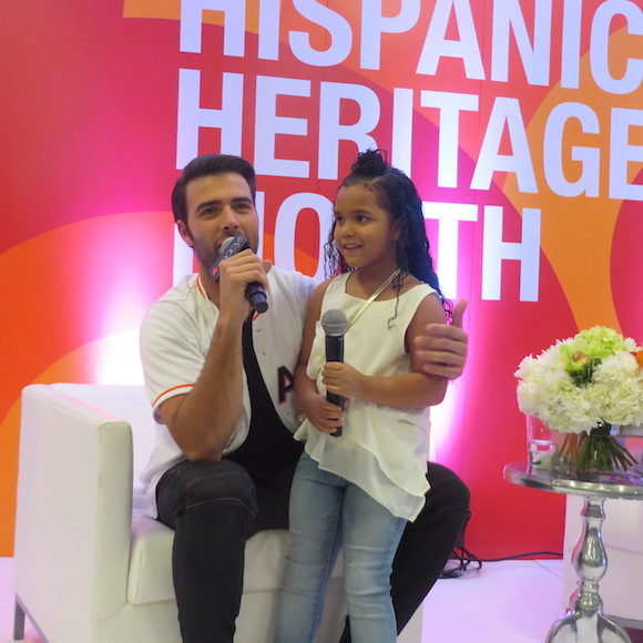 La peque&ntilde;a admiradora de Jencarlos Canela le llev&oacute; un ramo de rosas amarillas. El artista trat&oacute; de dar una del ramo pero como no pudo, de inmediato sac&oacute; del jarr&oacute;n el ramo de flores blancas de la decoraci&oacute;n y lo puso en manos de la ni&ntilde;a. 