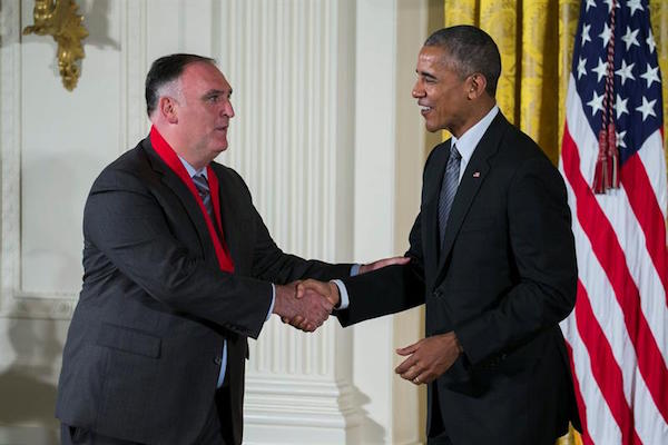 El presidente de EE.UU., Barack Obama (d), otorga la Medalla Nacional de las Artes al chef español José Andrés (i) durante una ceremonia celebrada en la Casa Blanca, Washington.