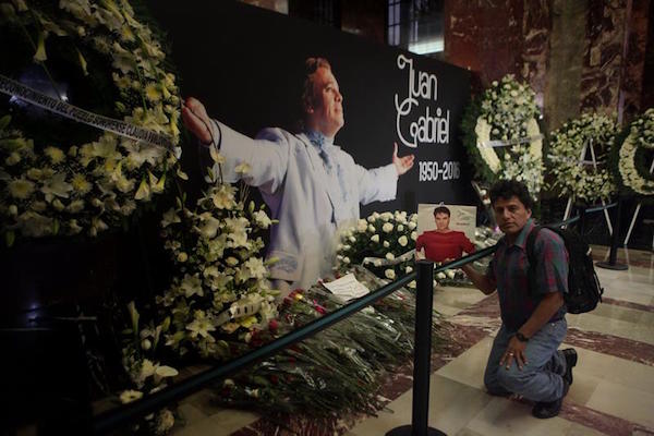 - Un seguidor del fallecido cantante mexicano Juan Gabriel deja flores frente a un altar hoy, martes 6 de septiembre de 2016, en el Palacio de Bellas Artes en Ciudad de M&eacute;xico (M&eacute;xico). 