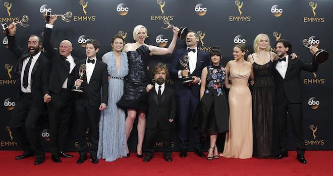 Los actores de la serie de televisión "Juego de Tronos" posan tras recibir el premio a la mejor serie dramática durante la ceremonia de los Premios Emmy en Los Ángeles.