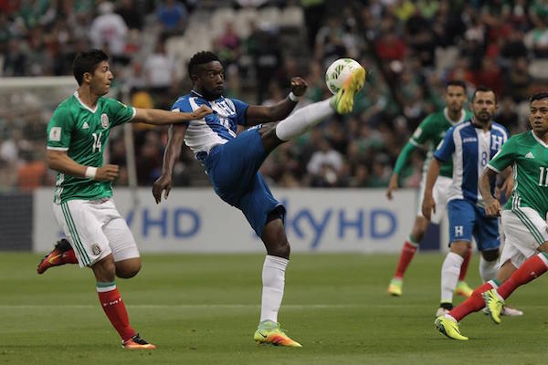  &Aacute;ngel Saldivar (i) de M&eacute;xico disputa el bal&oacute;n ante Alexis Figueroa (c) de Honduras, durante un juego entre M&eacute;xico y Honduras por las eliminatorias de la CONCACAF para Rusia 2018.
