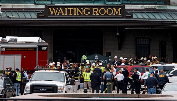 Miembros de los servicios de emergencia se reúnen delante de la estación de trenes tras la colisión de un tren en la localidad de Hoboken, en Nueva Jersey.